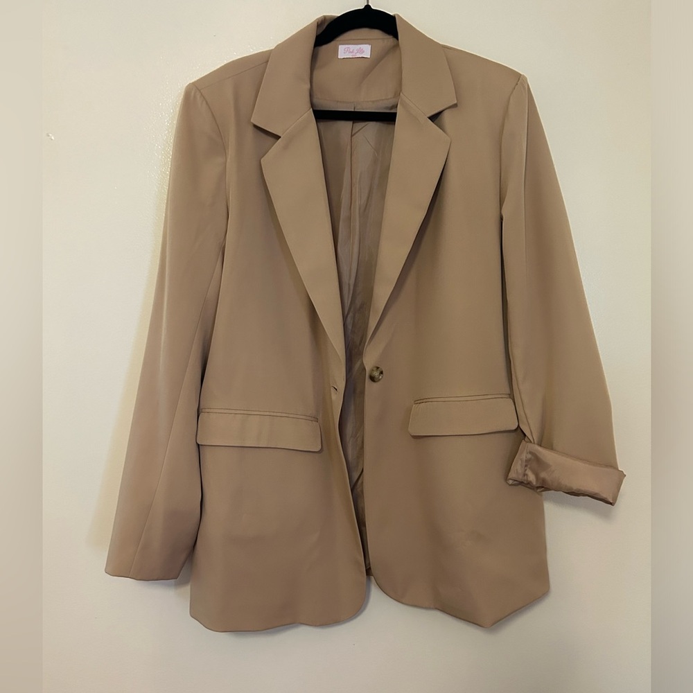 Over-sized khaki blazer. One button detail, fully lined. XXL
